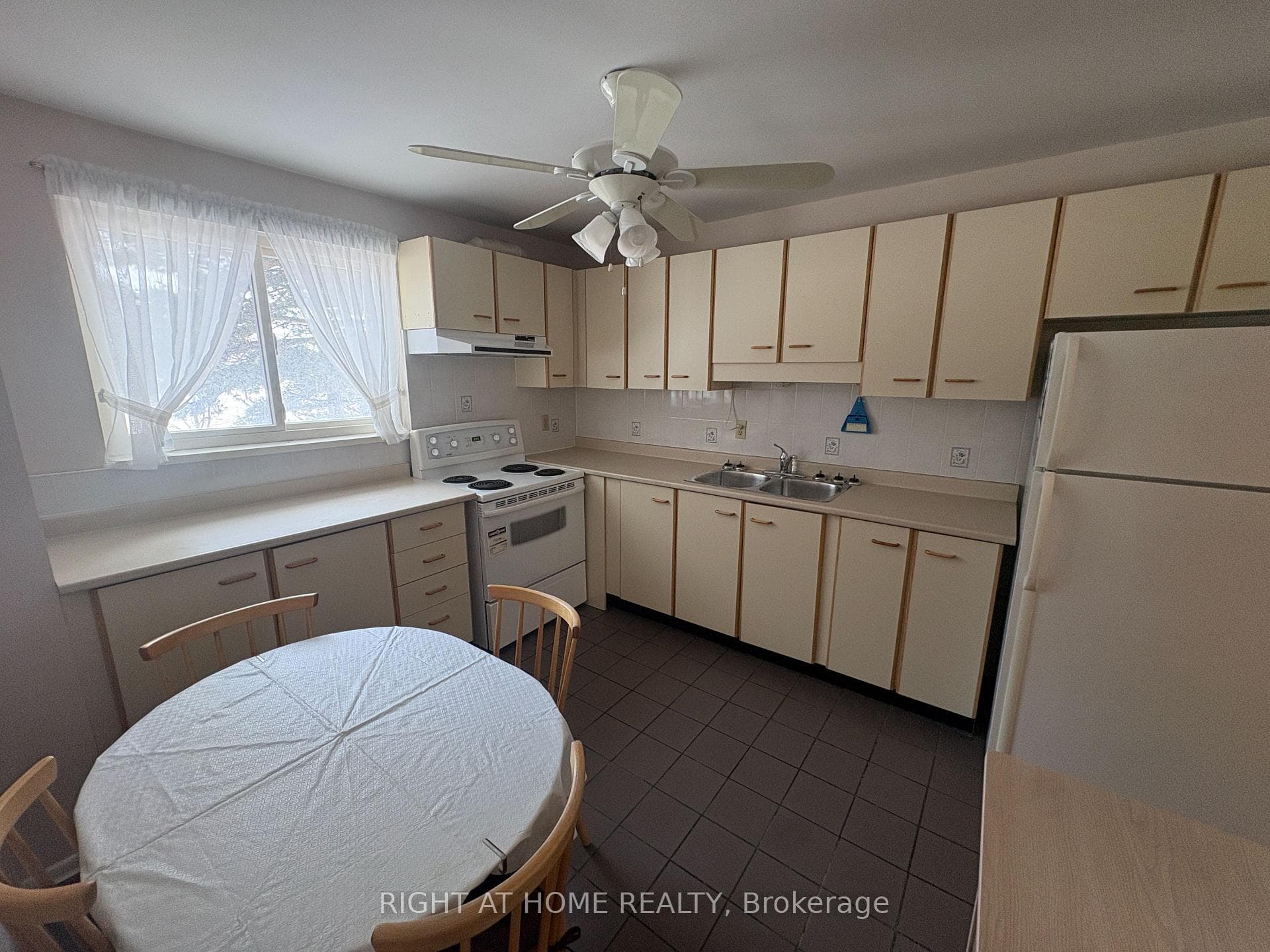 160 Palmdale Drive Unit 194 photo 4