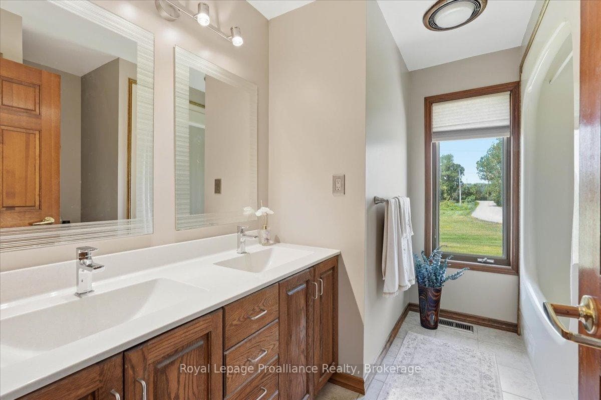 40 Wallbridge Circle photo 17