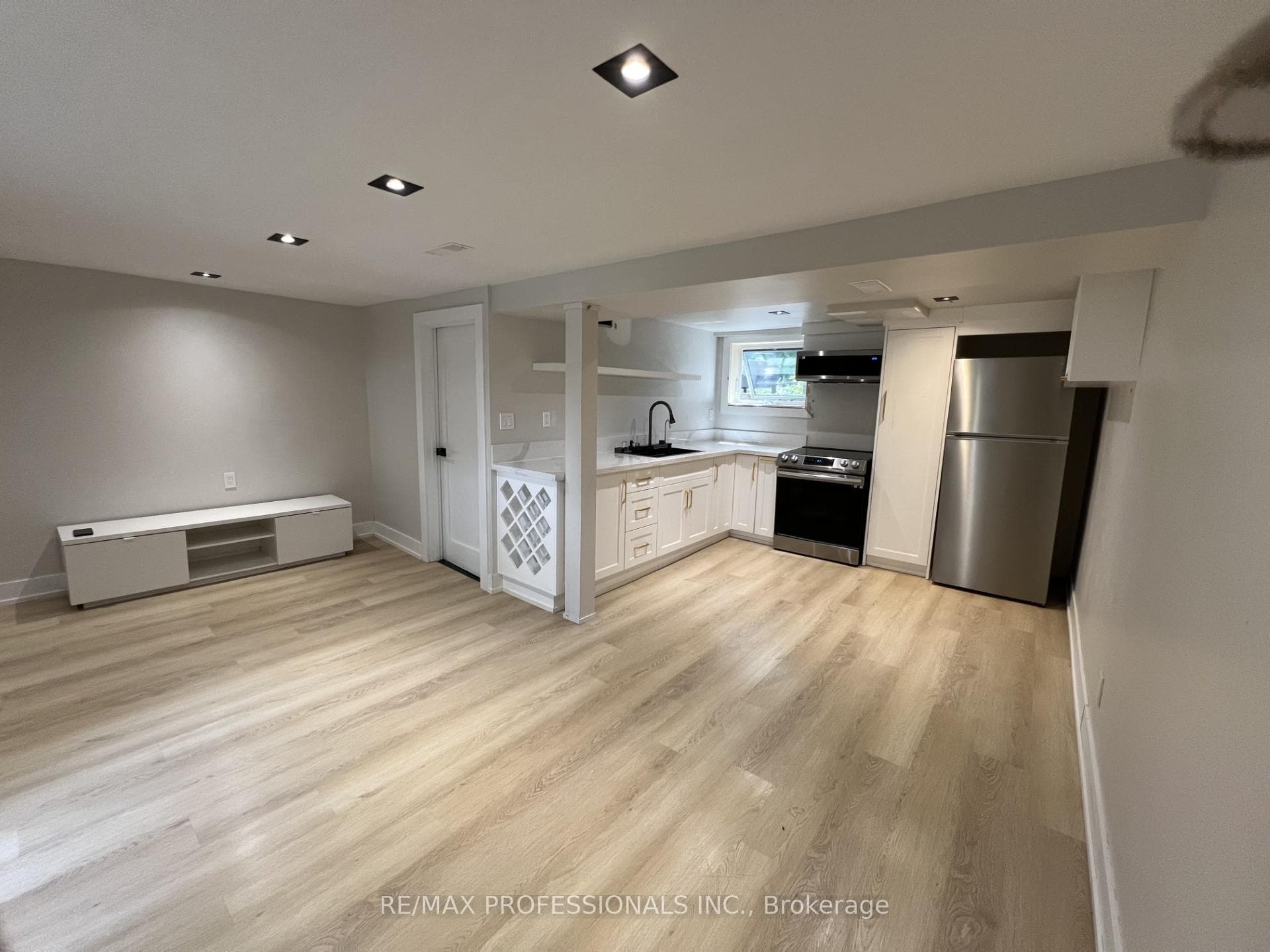1026 Hedge Drive photo 12