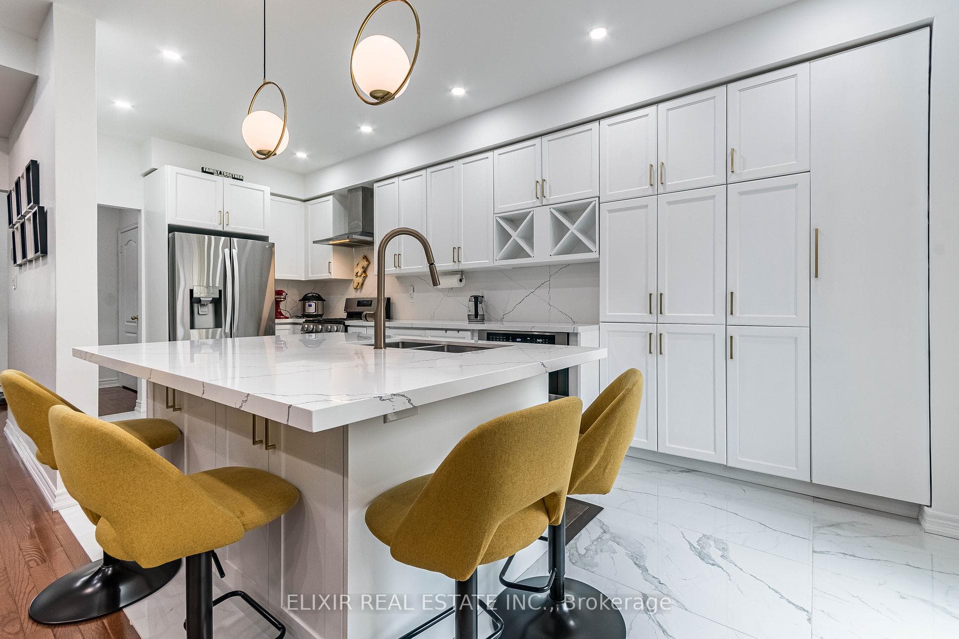 20 Manordale Crescent photo 4