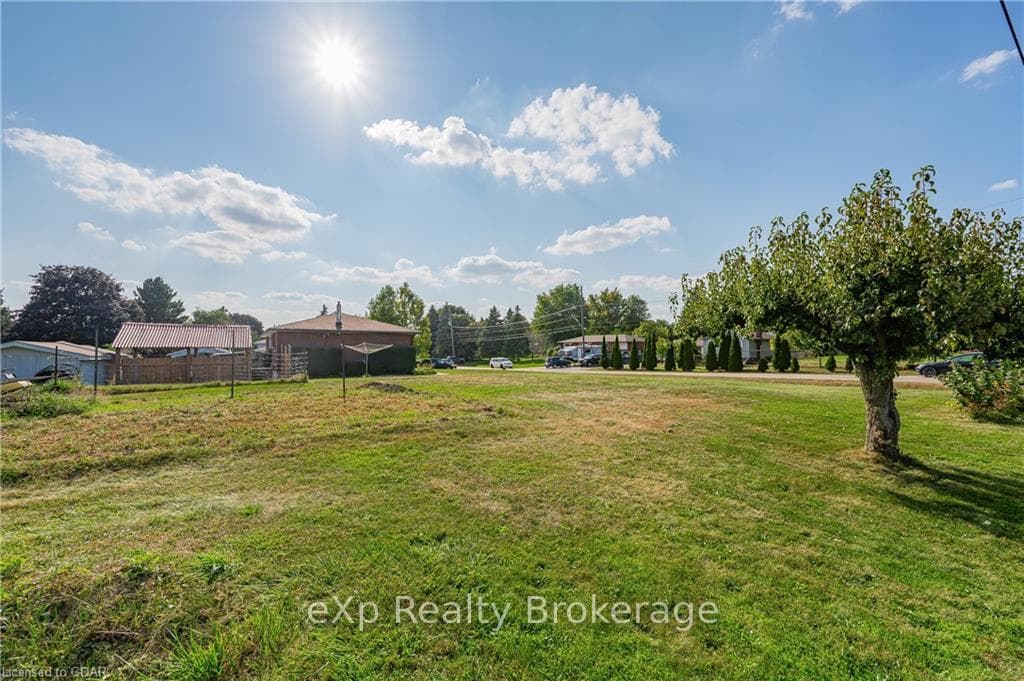 231 CHAMBERS Crescent photo 34