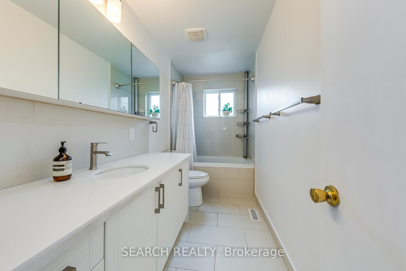 137 Leyton Avenue photo 24