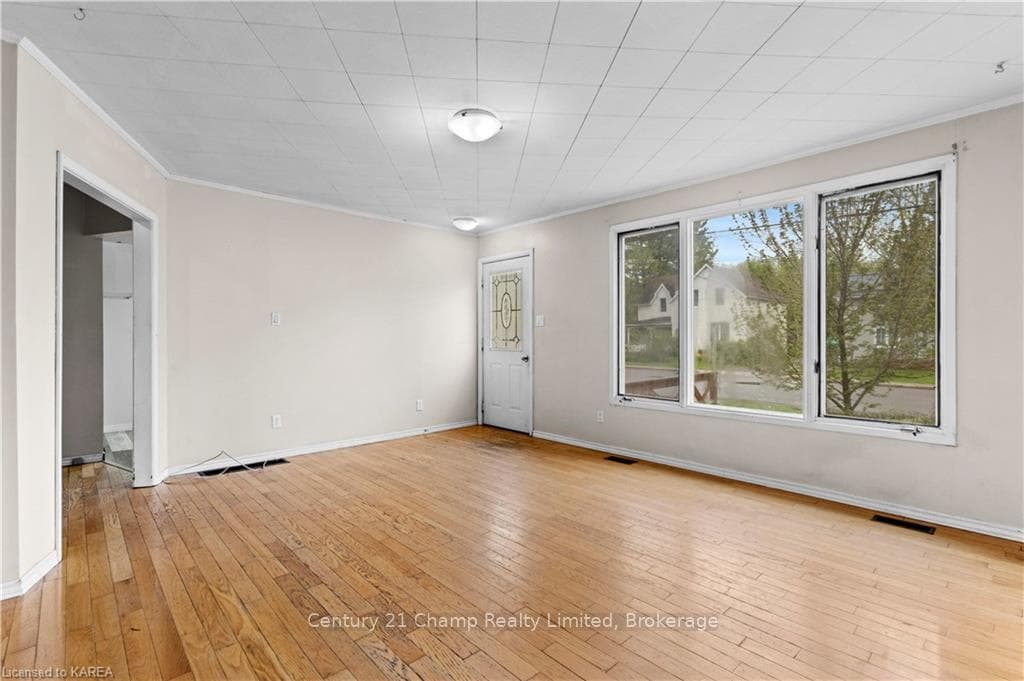 135 ELM Street photo 8