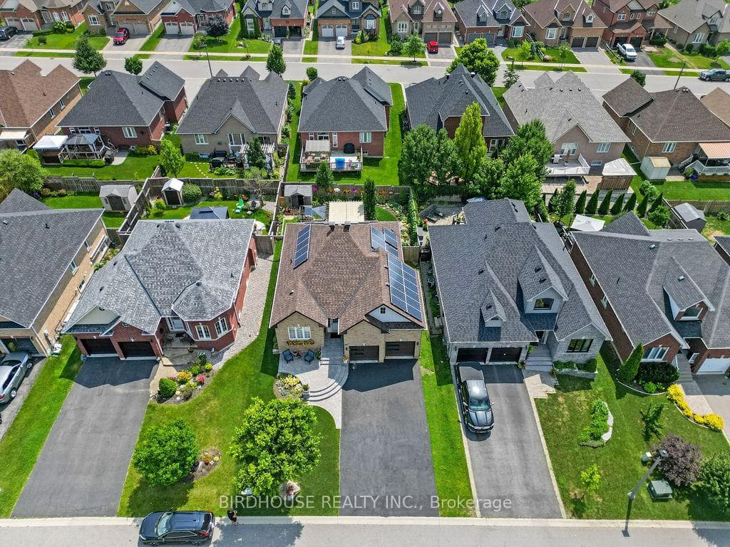 21 ELLIS Crescent photo 9