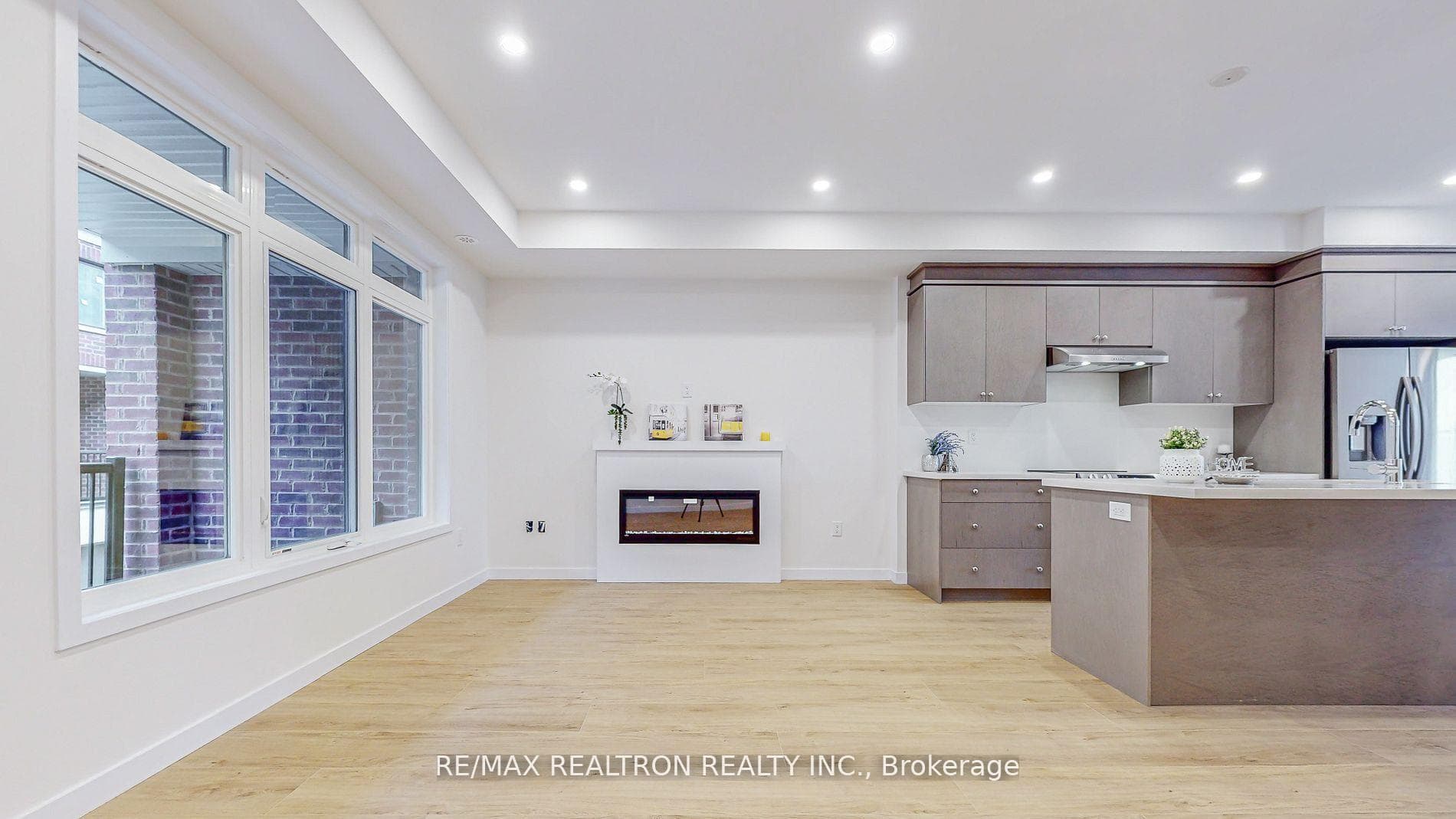 10262 Keele Street photo 3