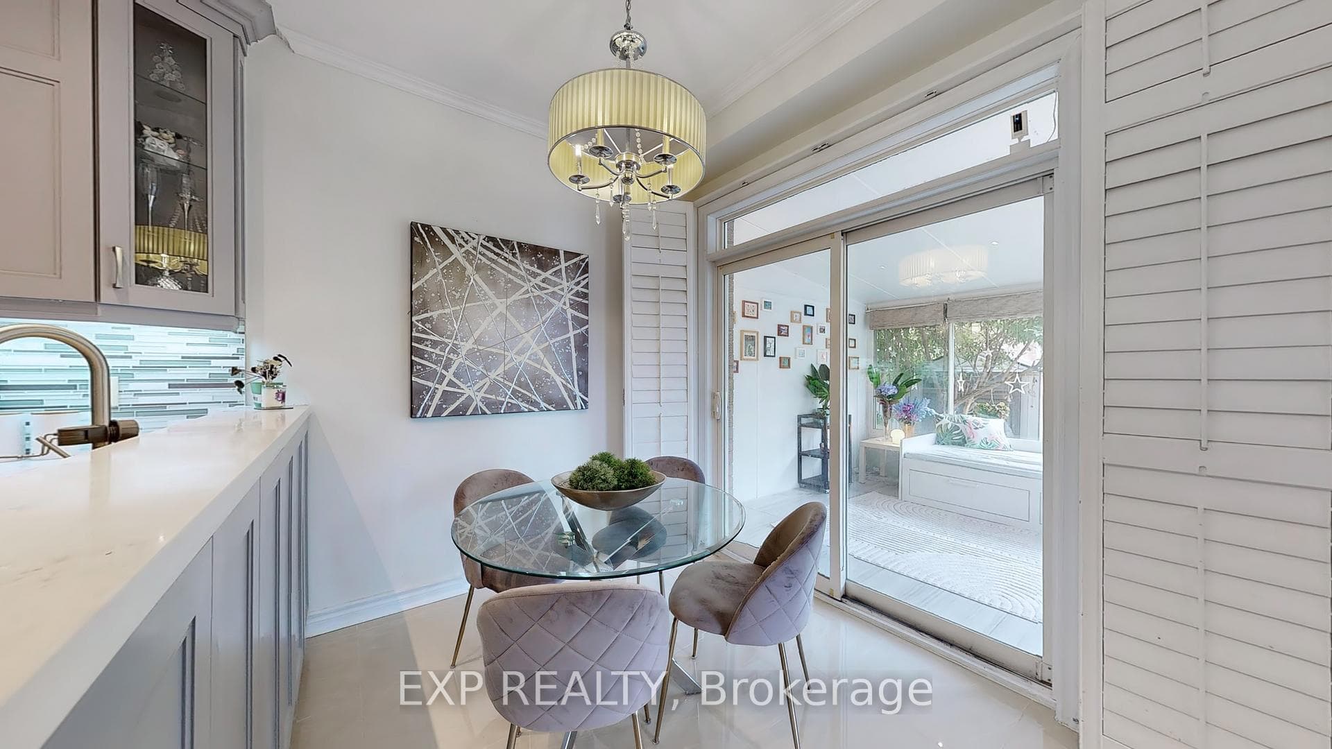 breakfast area direct access to sunroom