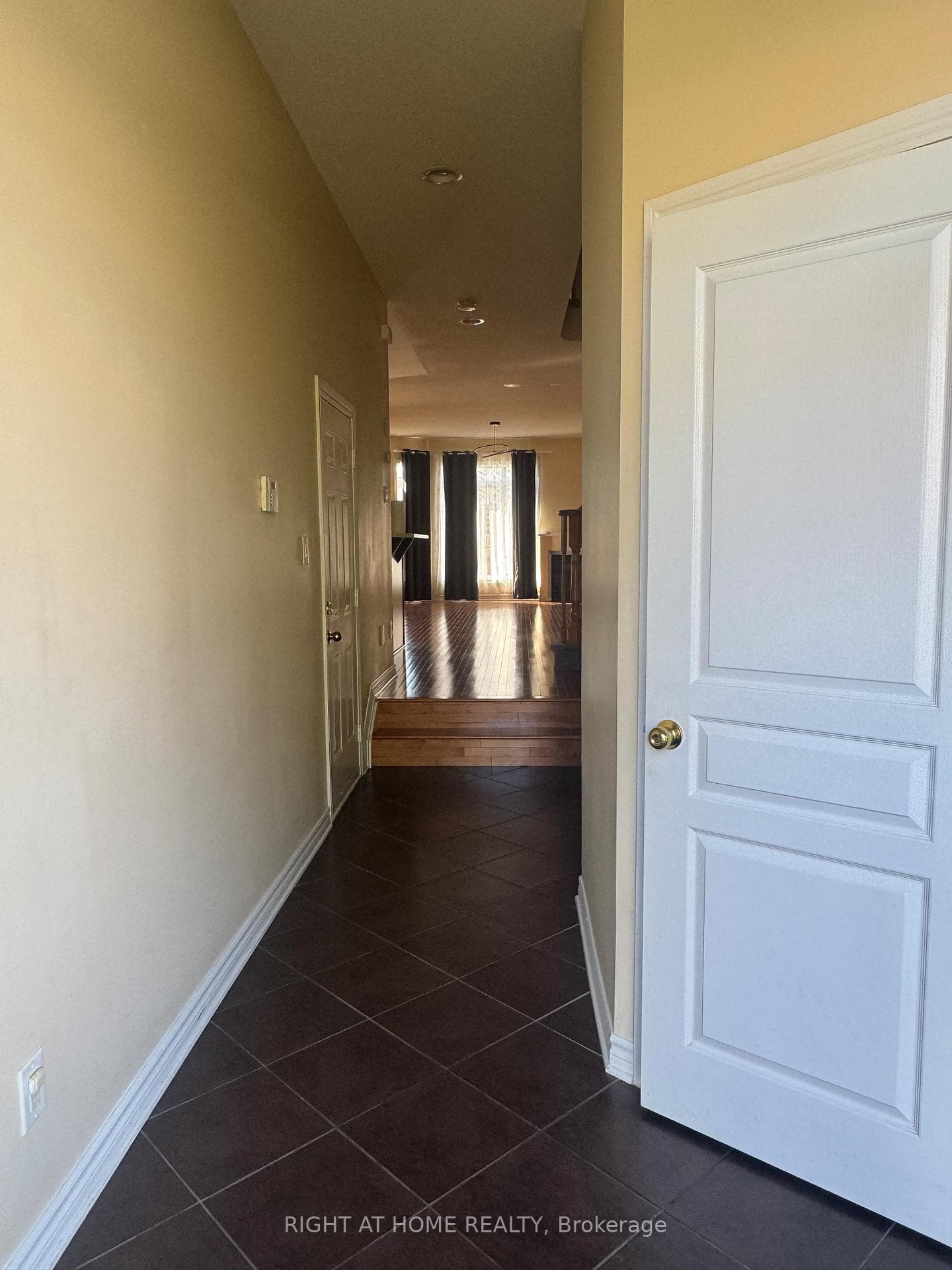 253 WAYMARK Crescent photo 4