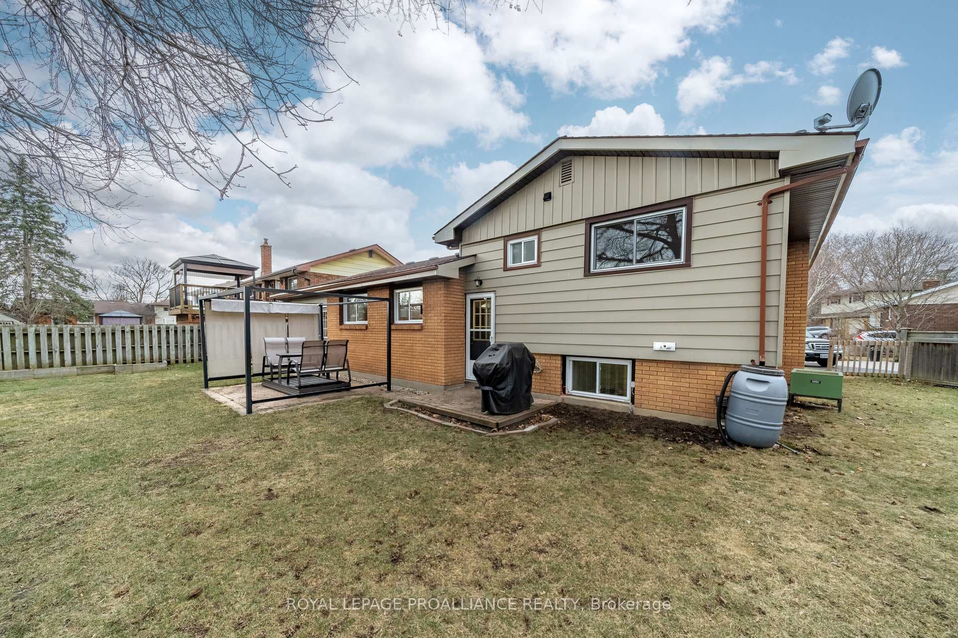 16 Kingsway Court photo 31