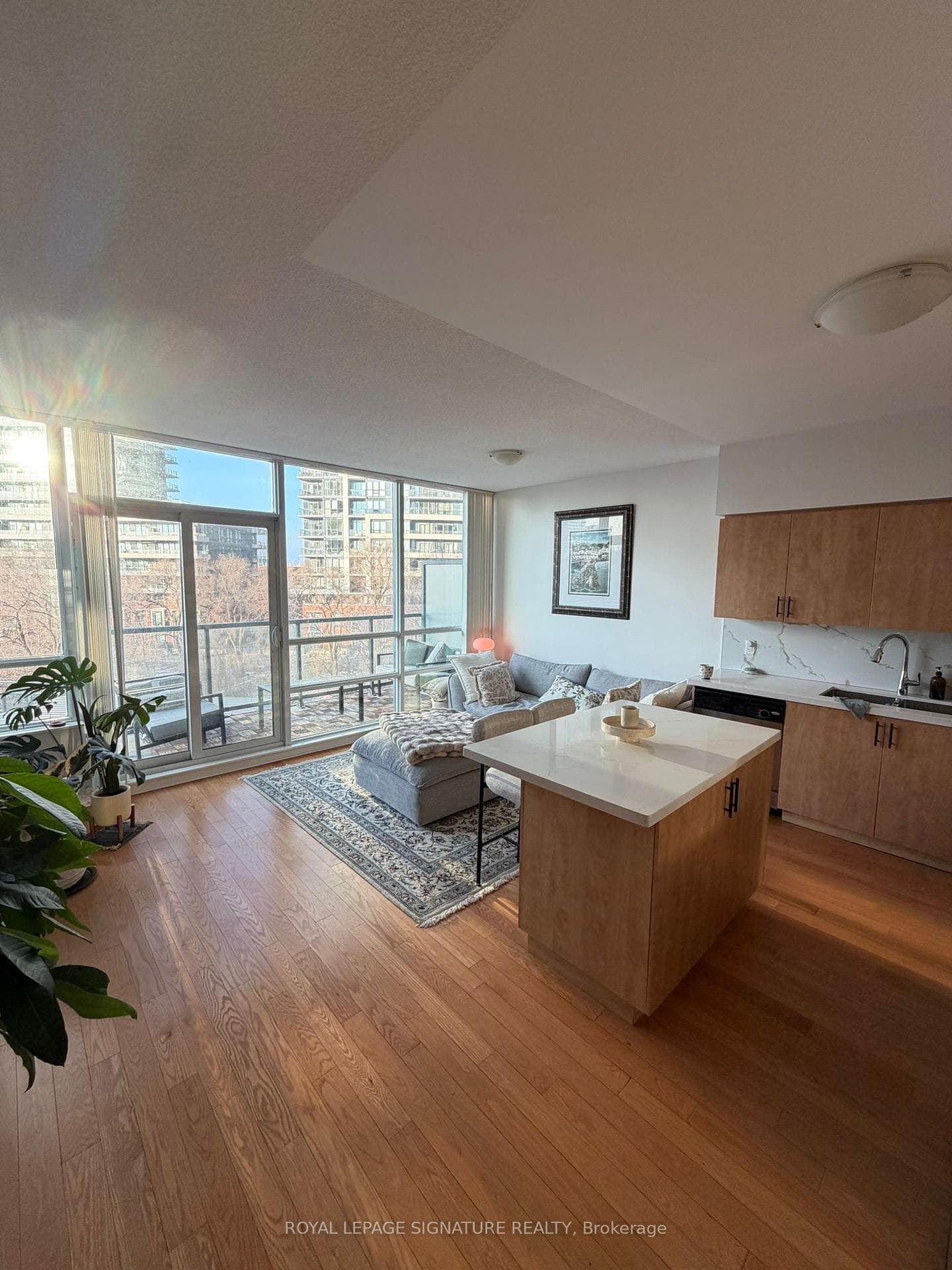 2230 Lakeshore Boulevard Unit 310 photo 2