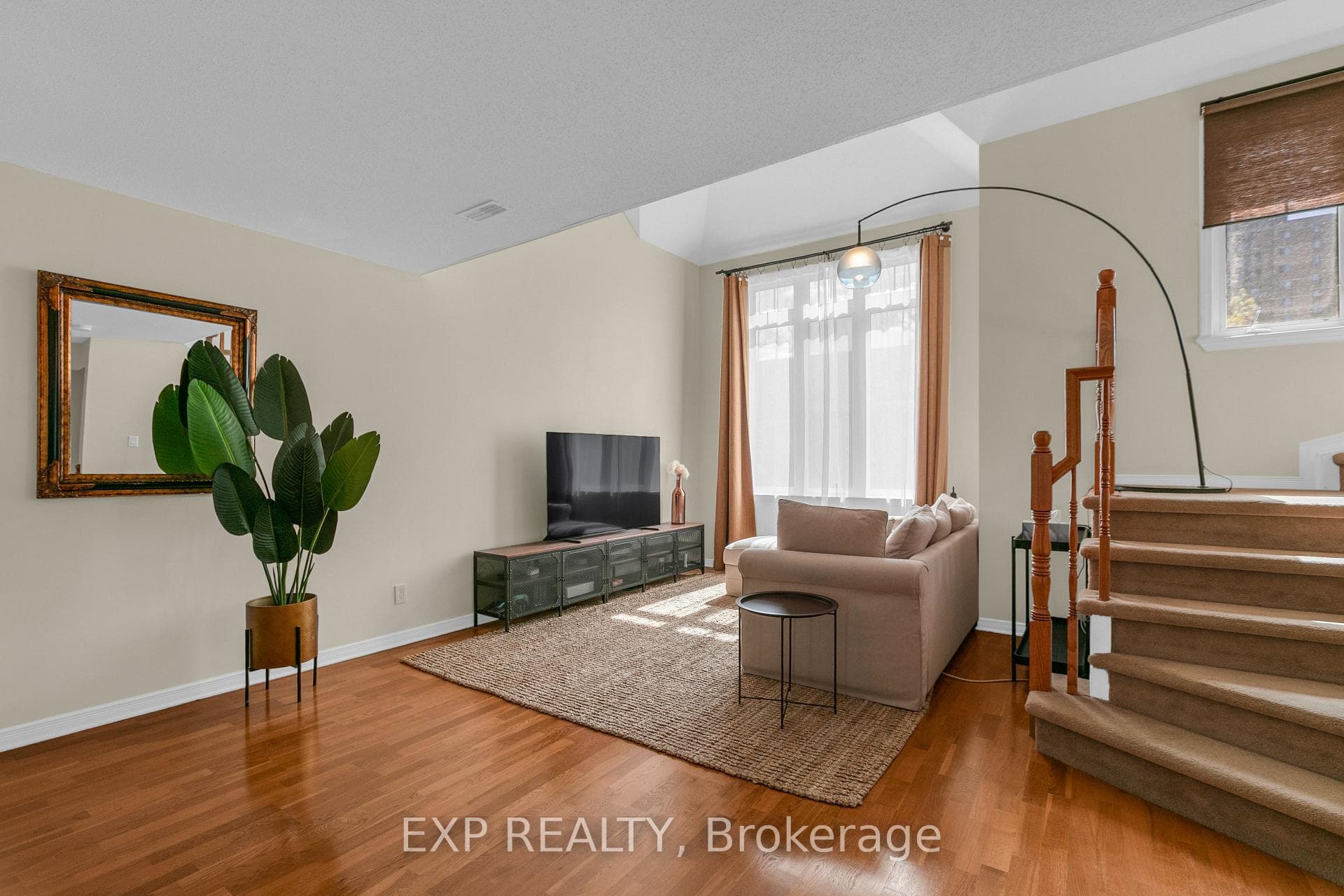 555 REARDON Private photo 8