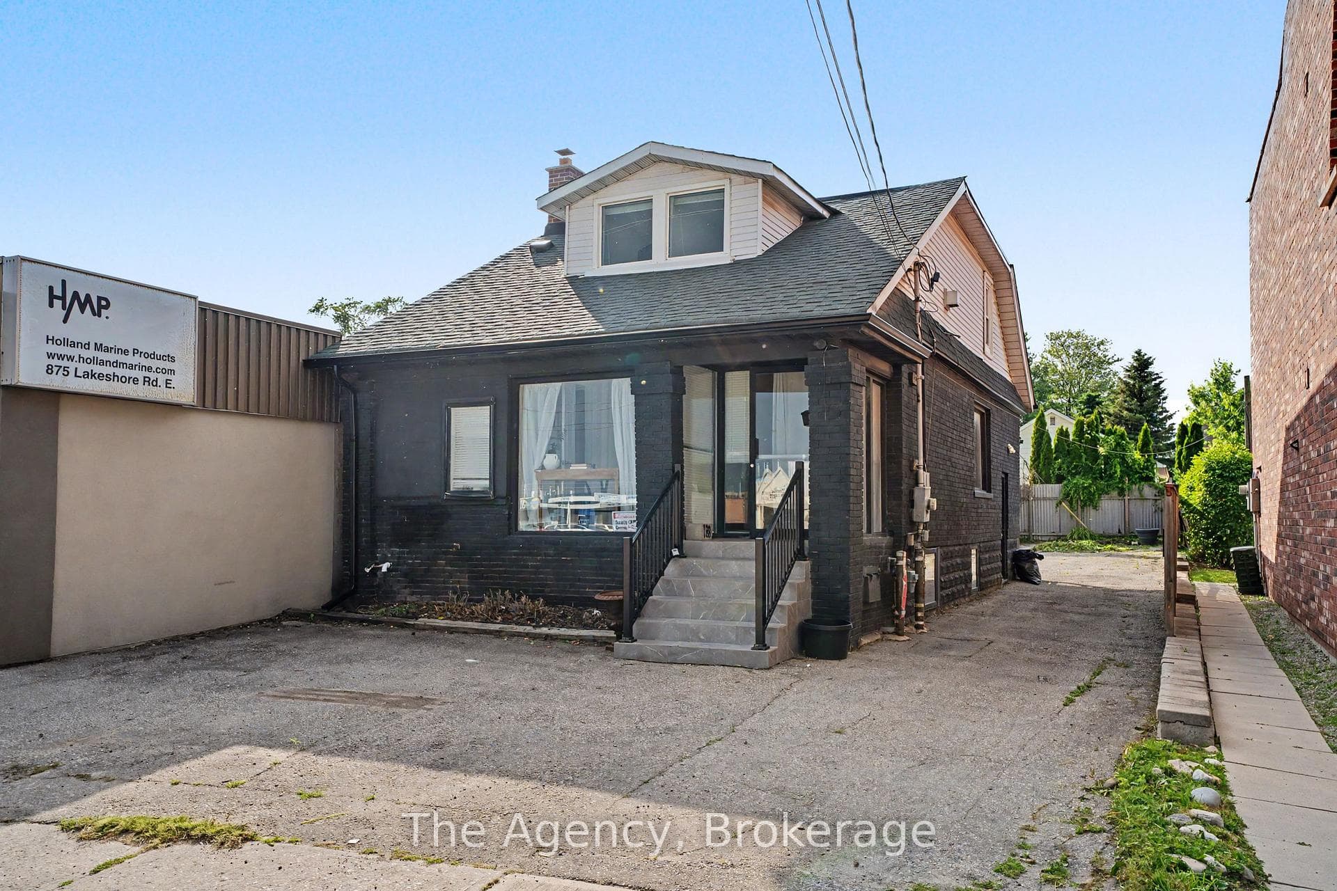 881 Lakeshore Road photo 2
