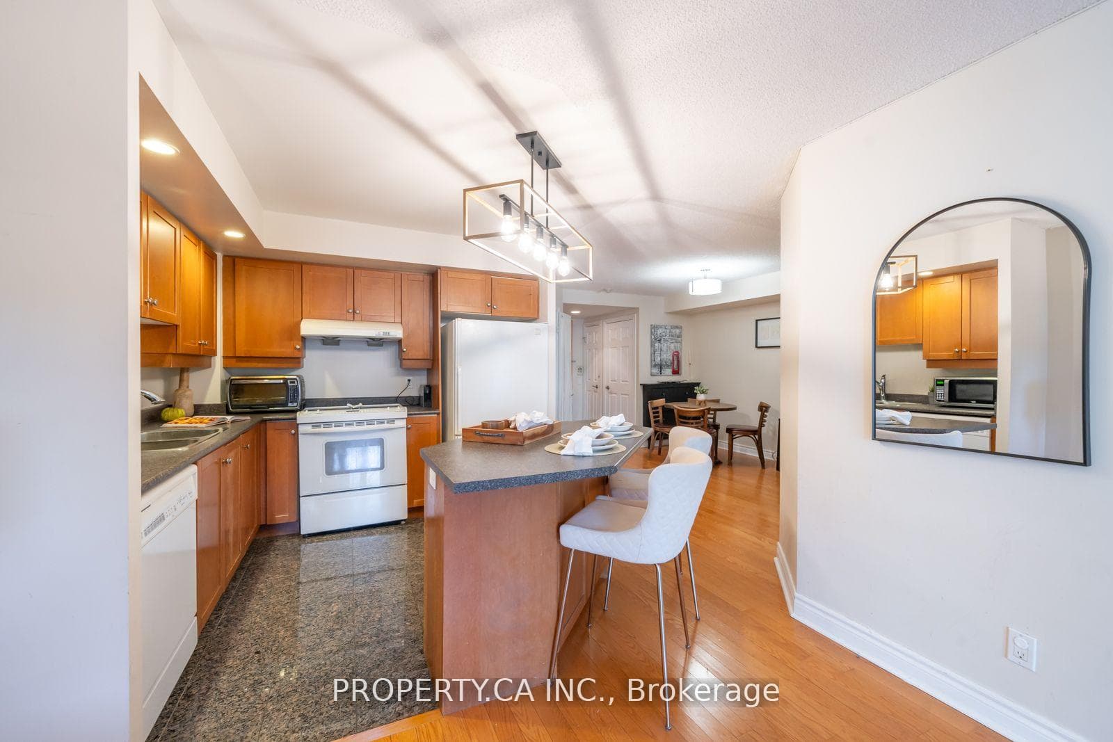 123 Eglinton Avenue Unit 813 photo 8