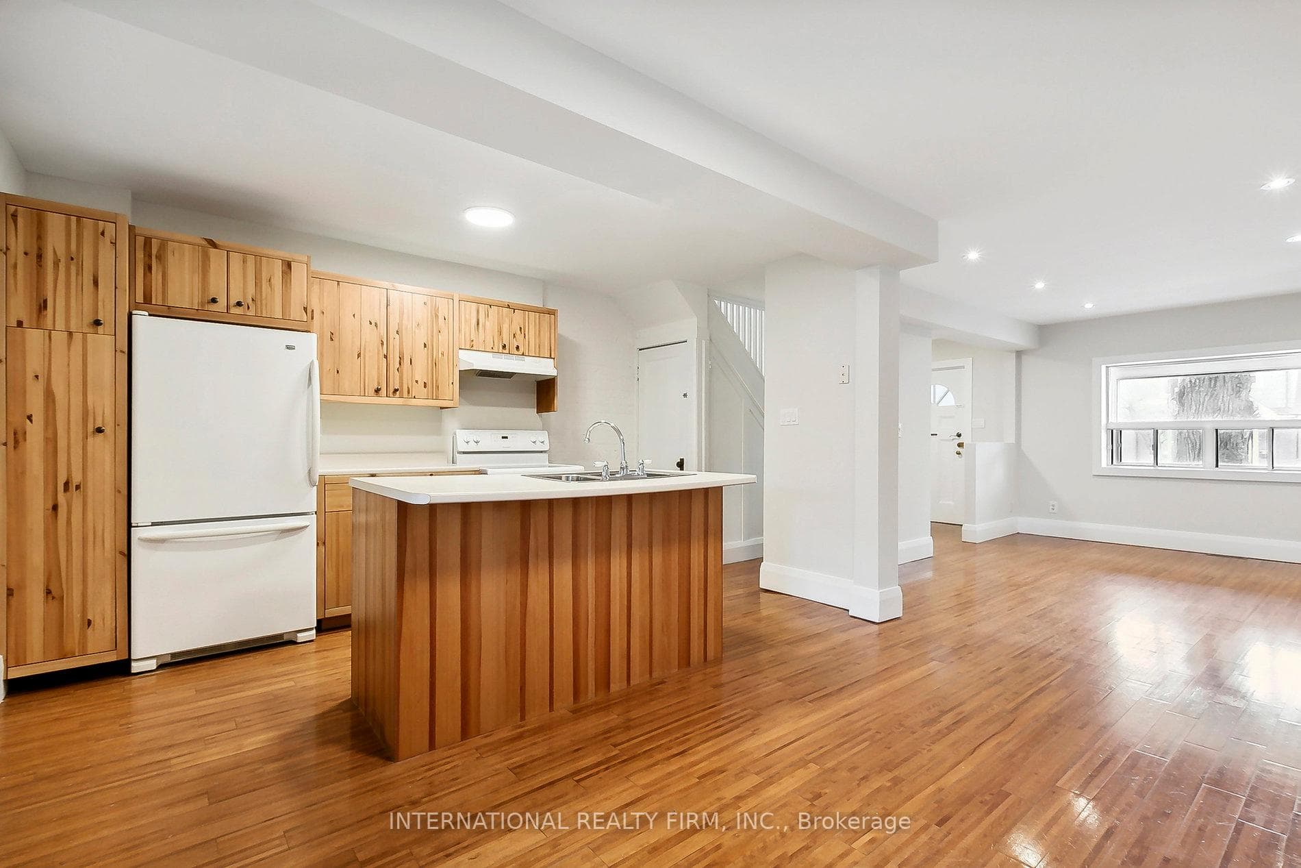 1724 Dundas Street photo 16