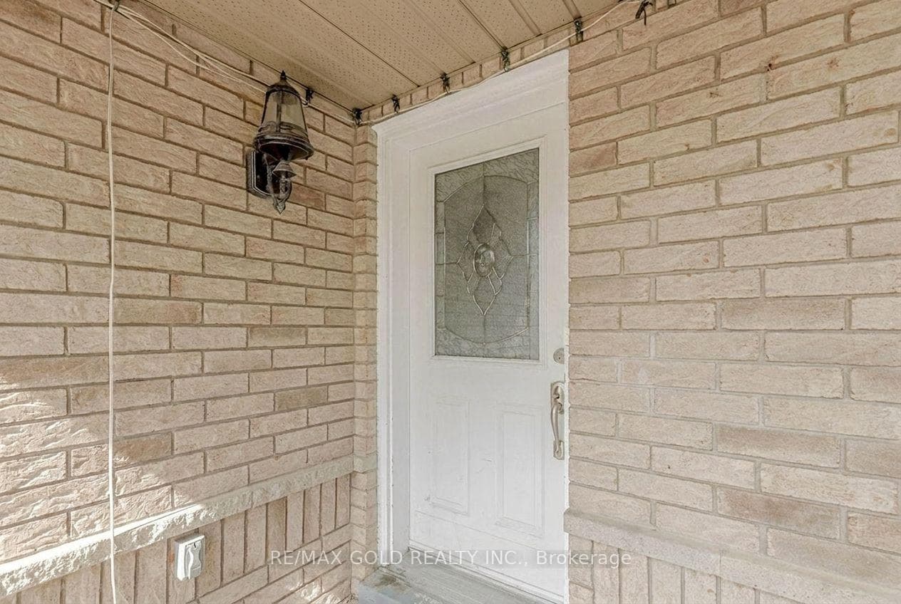 35 Ridgefield Court photo 2