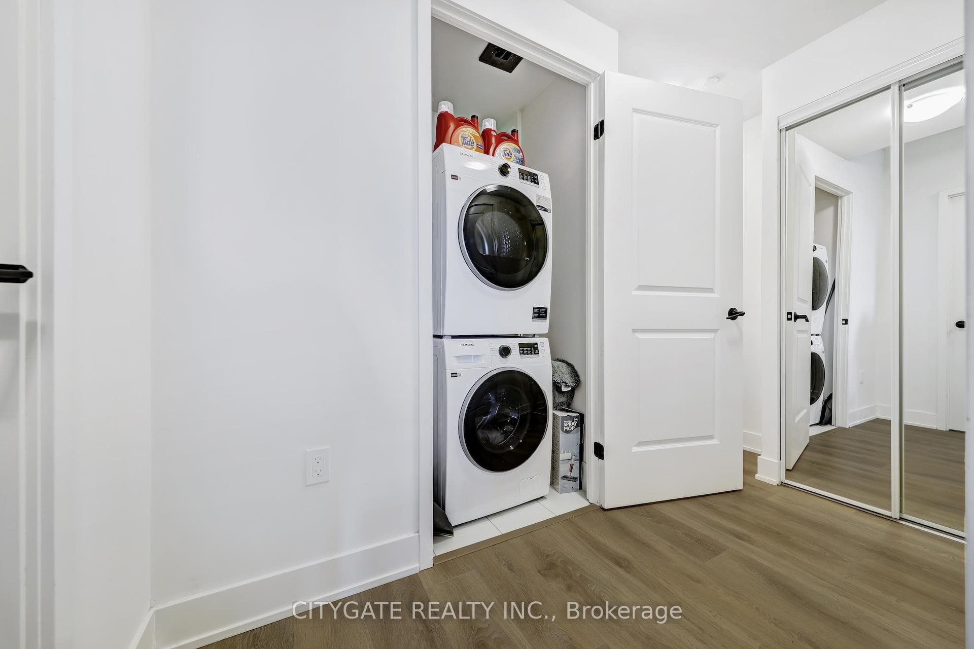 202 Burnhamthorpe Road Unit 1610 photo 22