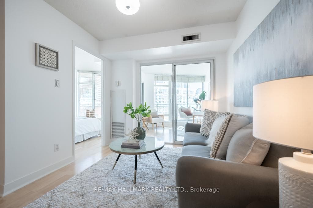 650 Queens Quay Unit 702 photo 9