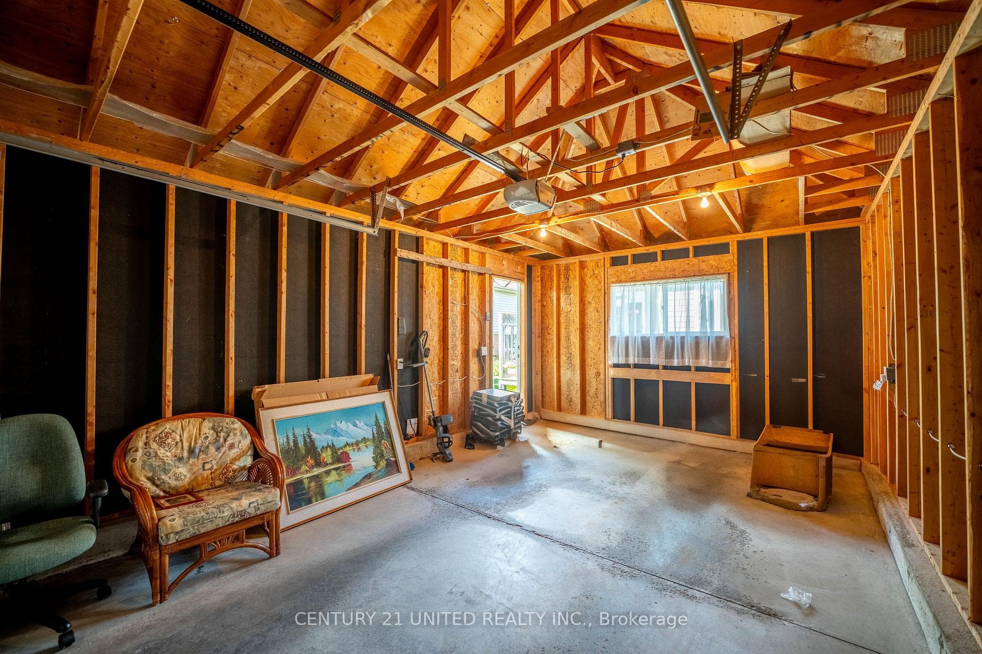 745 Prince Of Wales Drive photo 34