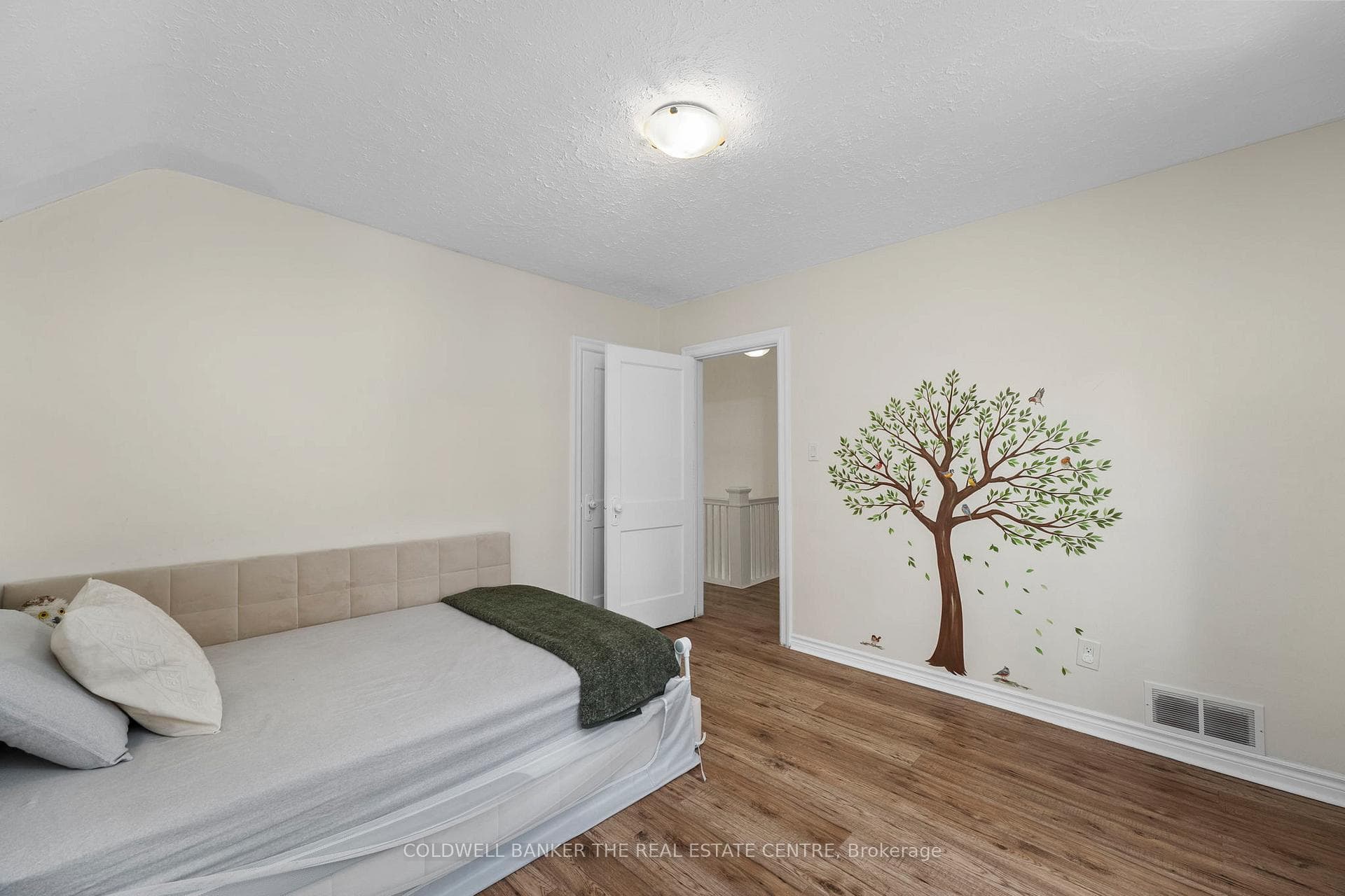 105 Hillcroft Street photo 24