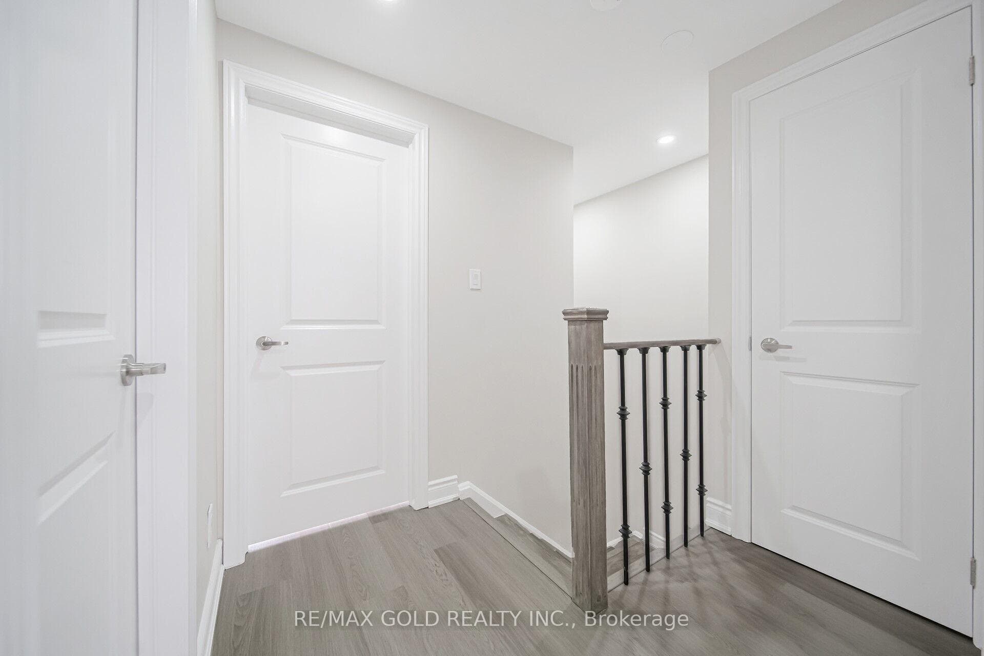 21 Burbank Crescent photo 14