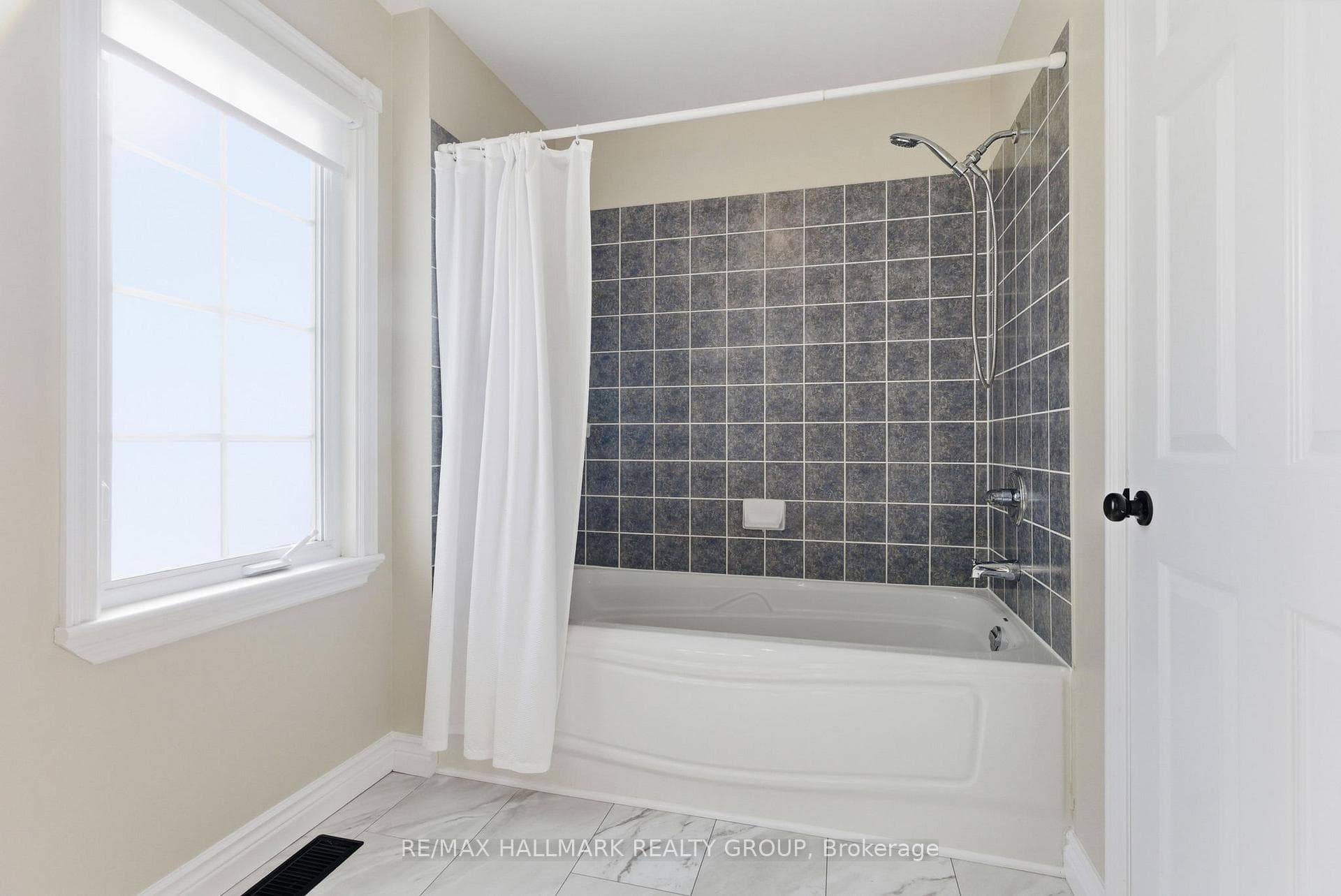 ensuite bathroom 2