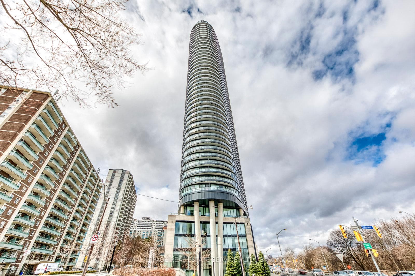 585 Bloor Street Unit 1320 photo 1