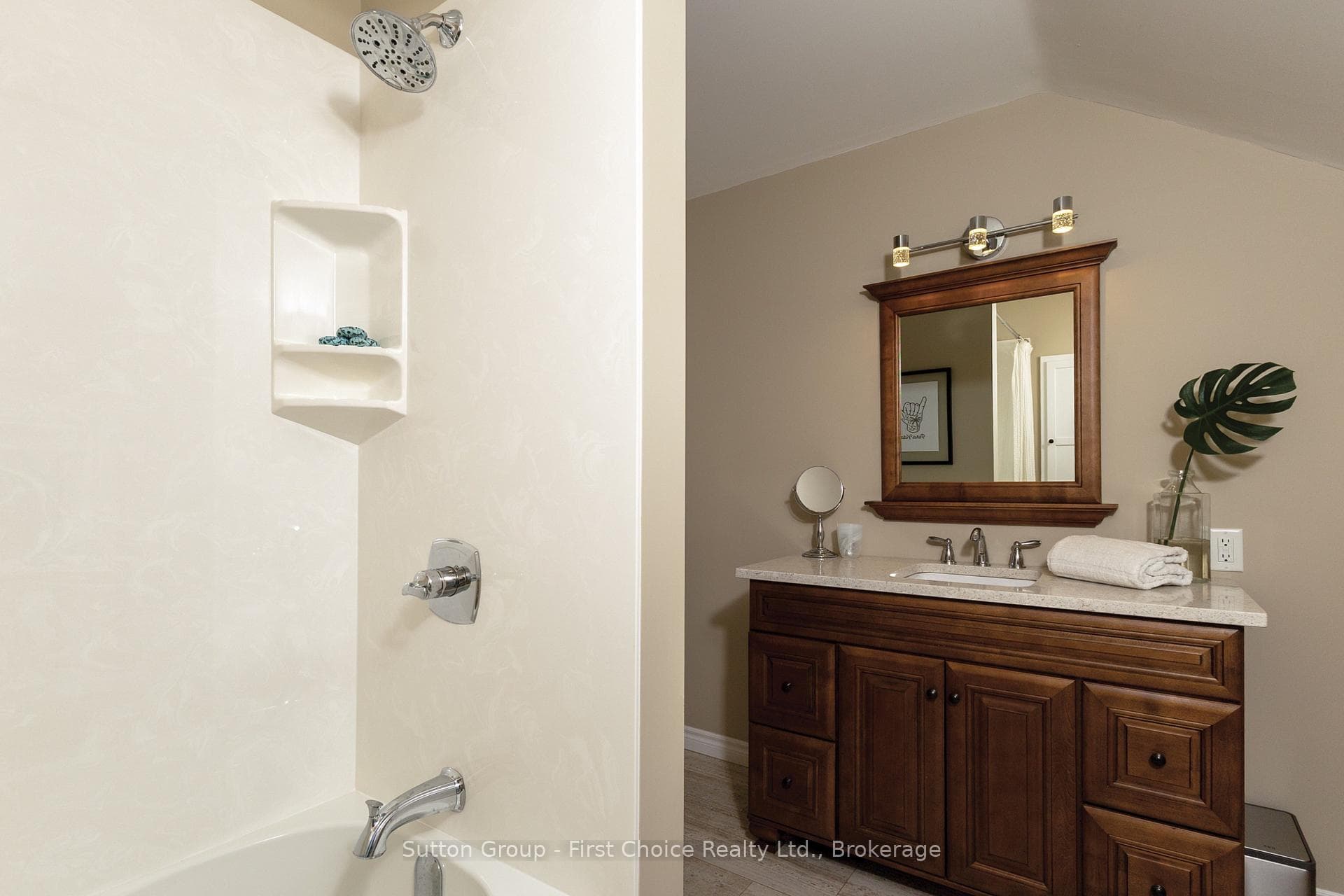 293 Wellington Street photo 32