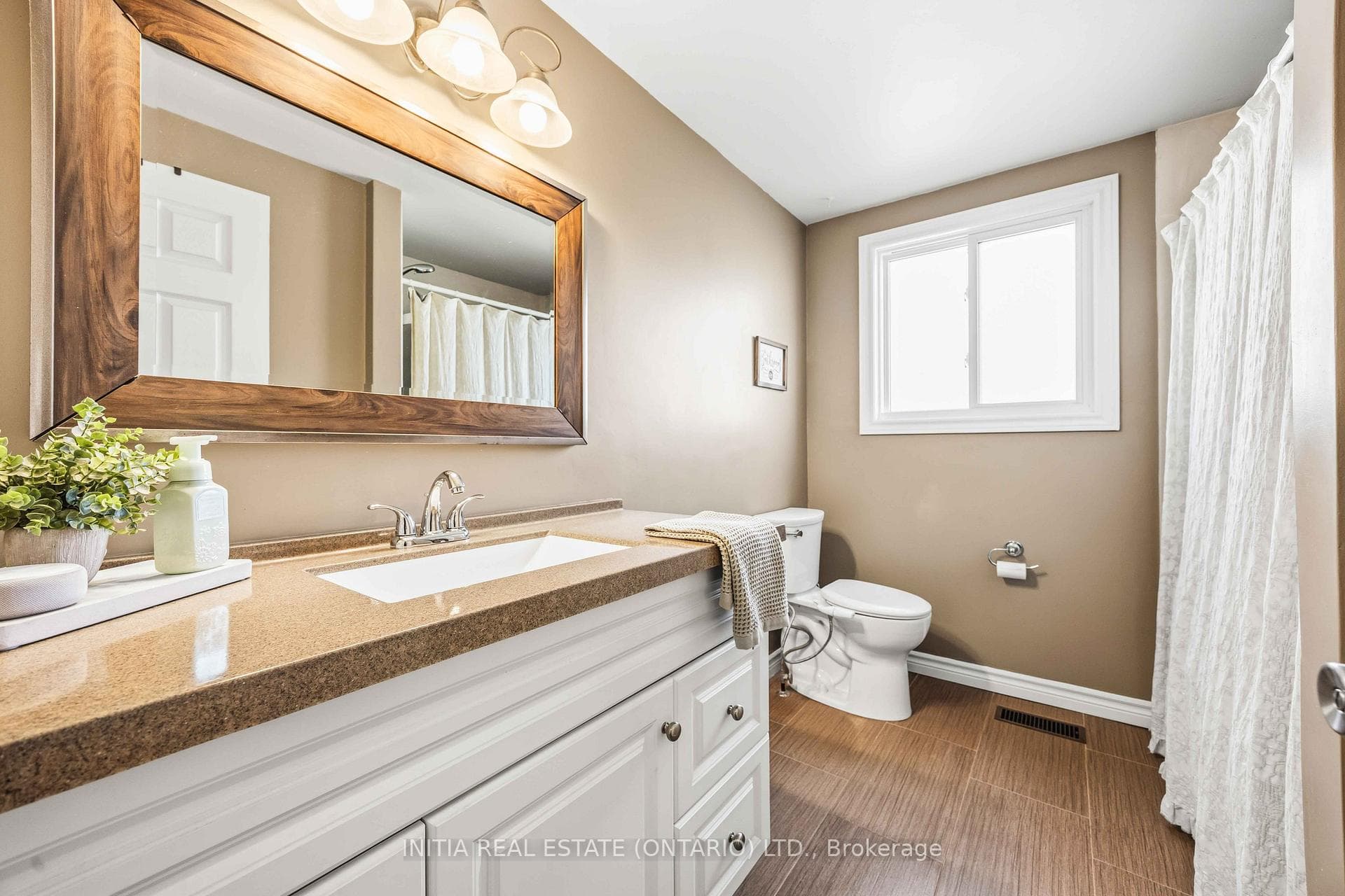 1178 Overlea Crescent photo 17
