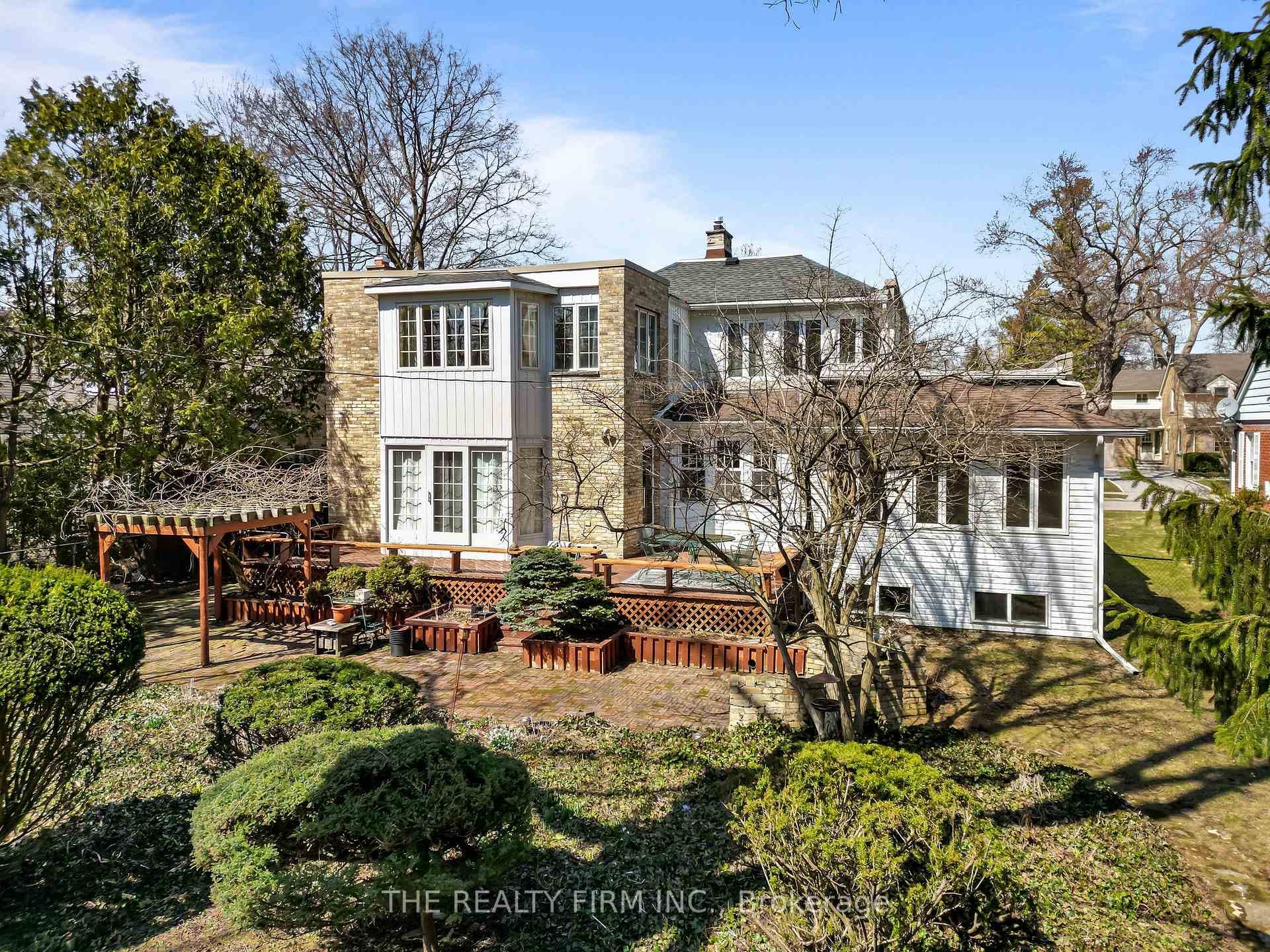 15 Mayfair Drive photo 3