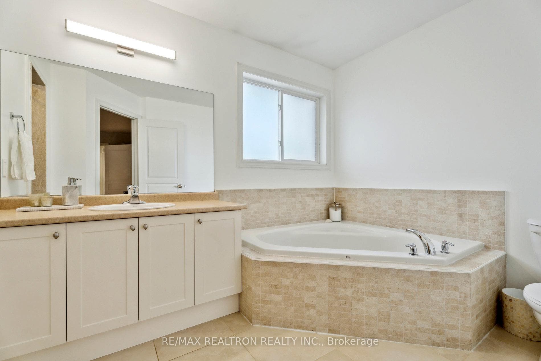 4 Violet Avenue photo 23