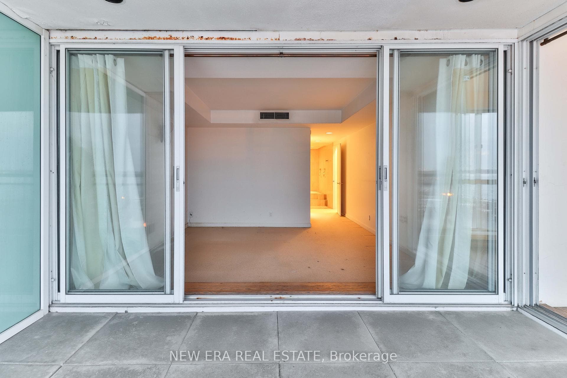 460 Queens Quay Unit 404E photo 19