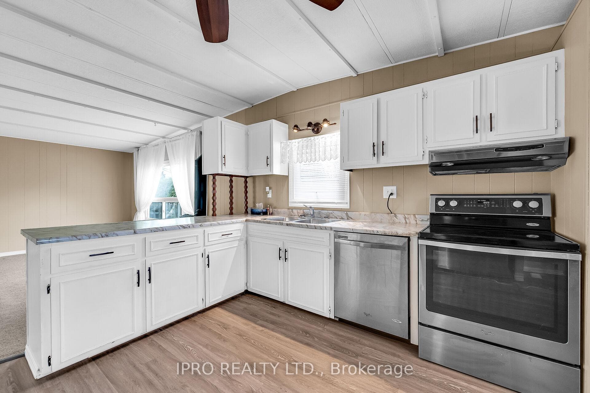 137 Maple Crescent photo 6