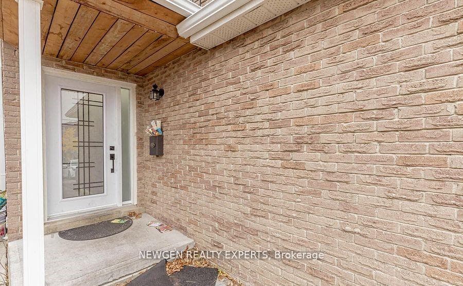 101 Banting Crescent photo 2