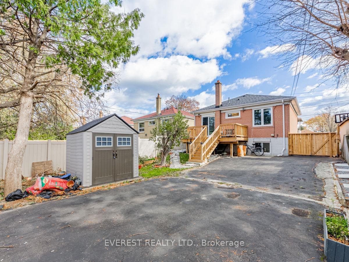956 Danforth Road photo 32