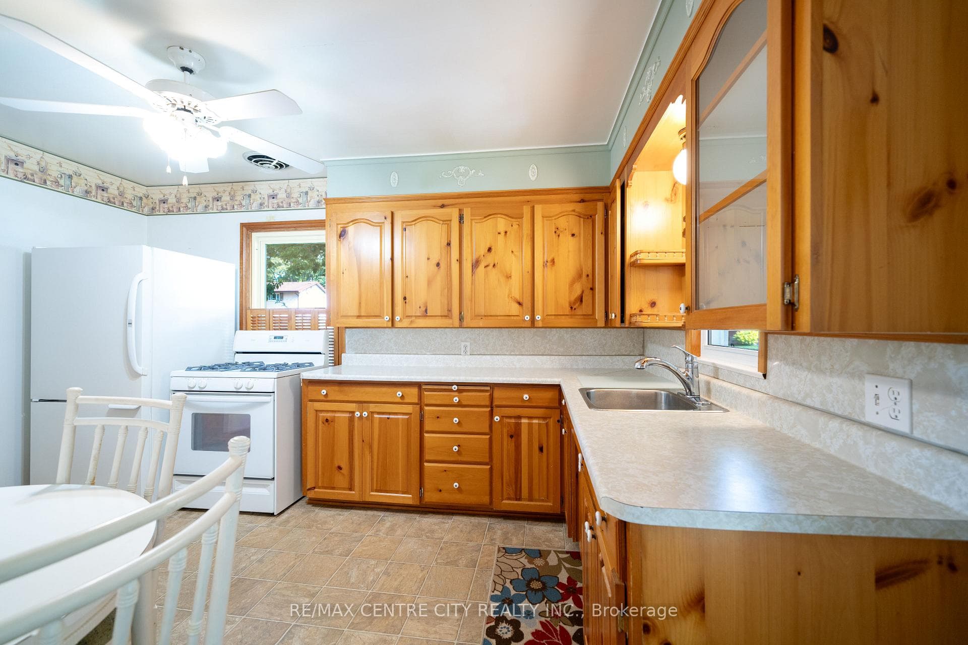 2571 Queen Street photo 17