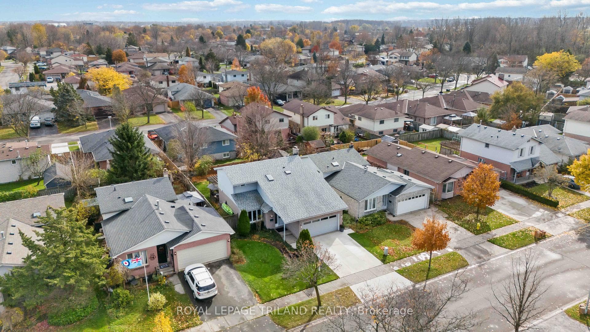 Located on a quite crescent but close to 401
