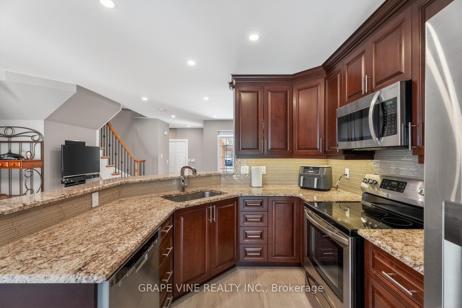 142 College Circle photo 13
