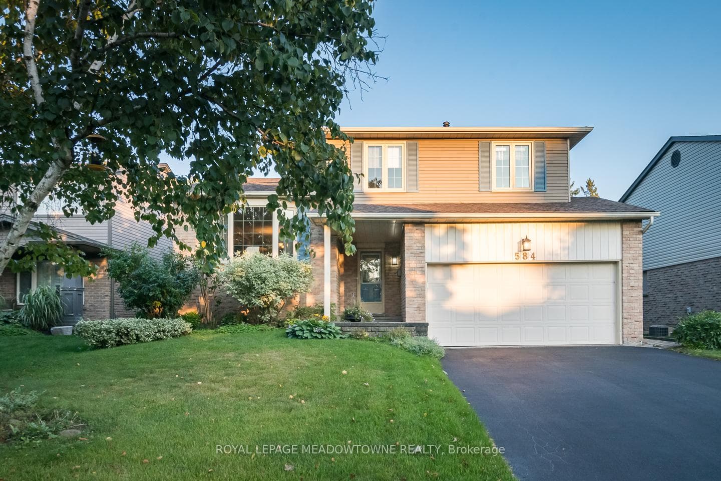 584 Moorelands Crescent photo 1