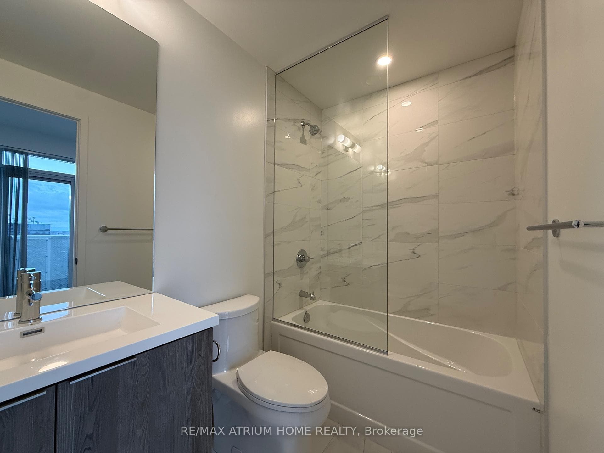 8 Interchange Way Unit 1206 photo 6