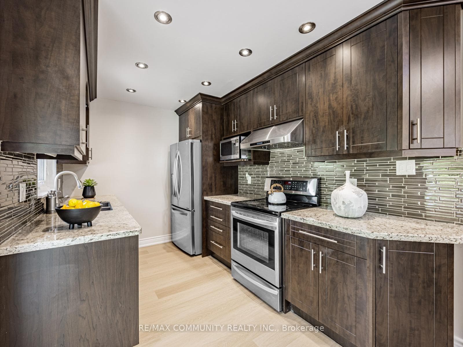 87 Lowry Square photo 10