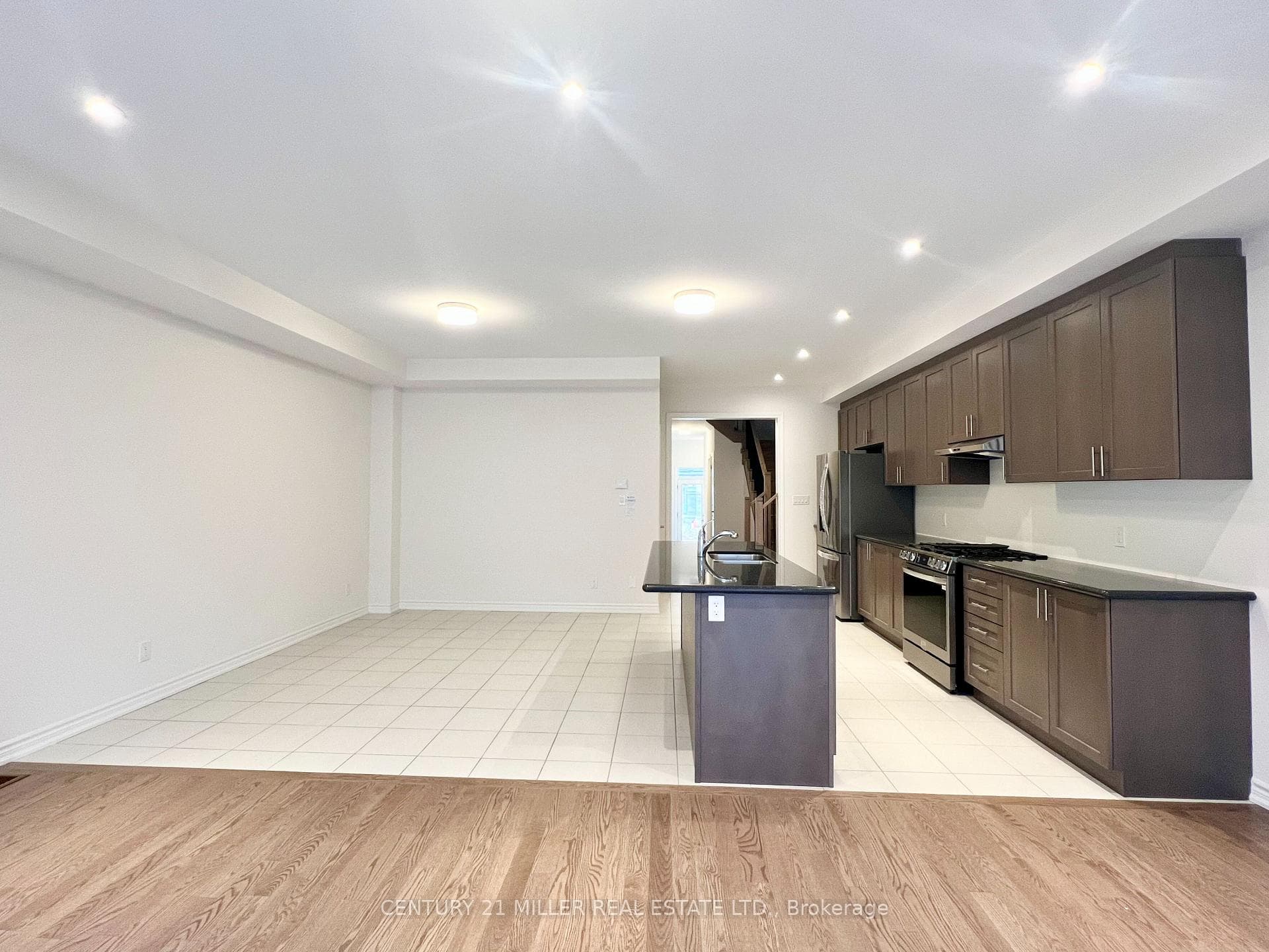 1189 Dartmouth Crescent photo 4