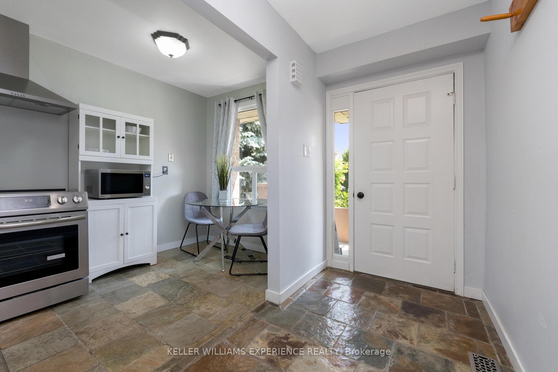 15 Thorson Gate photo 6