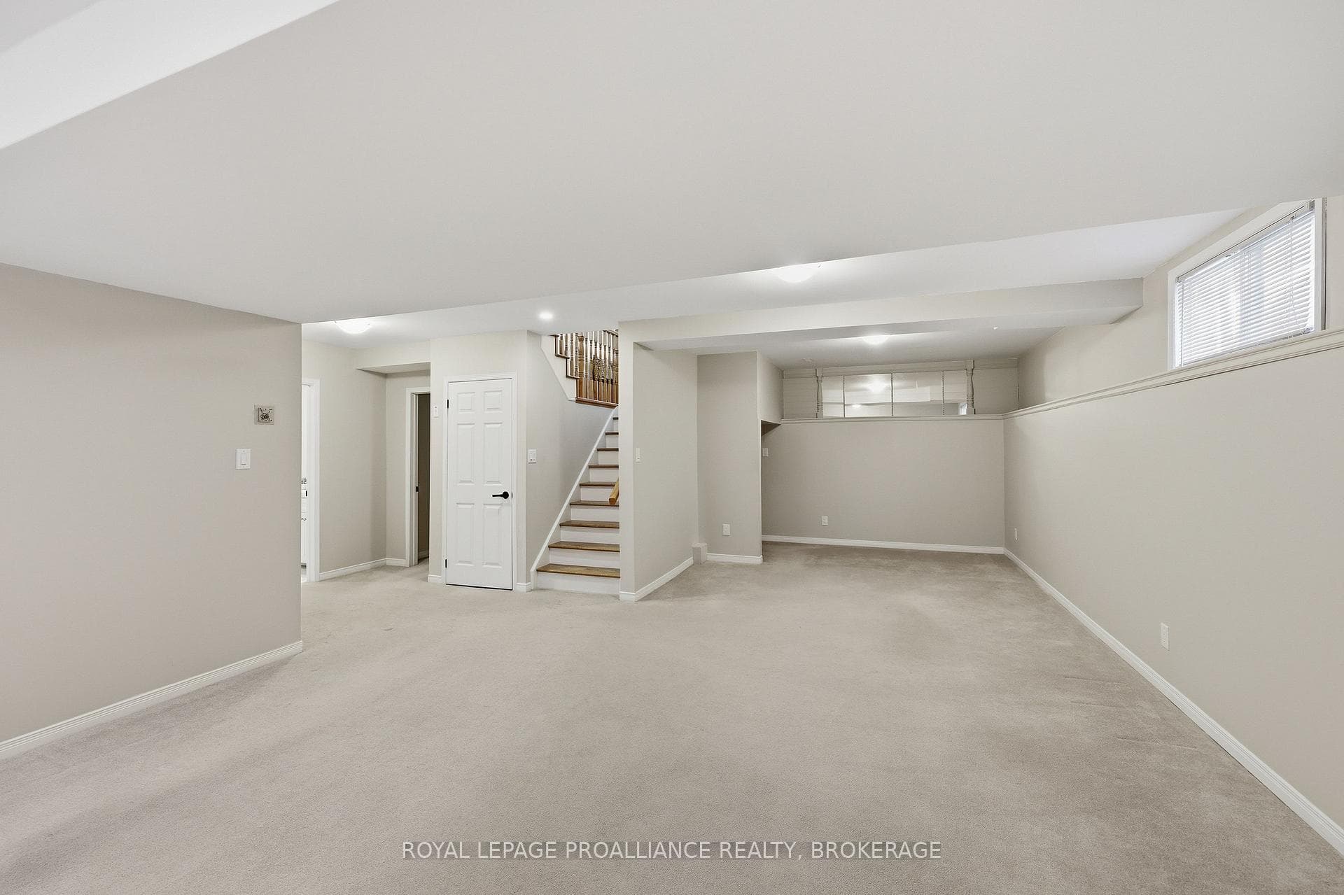 1380 Fisher Crescent photo 25