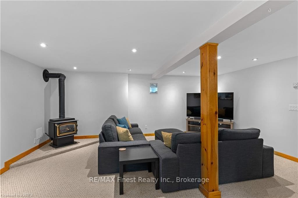 772 CLARK Crescent photo 22