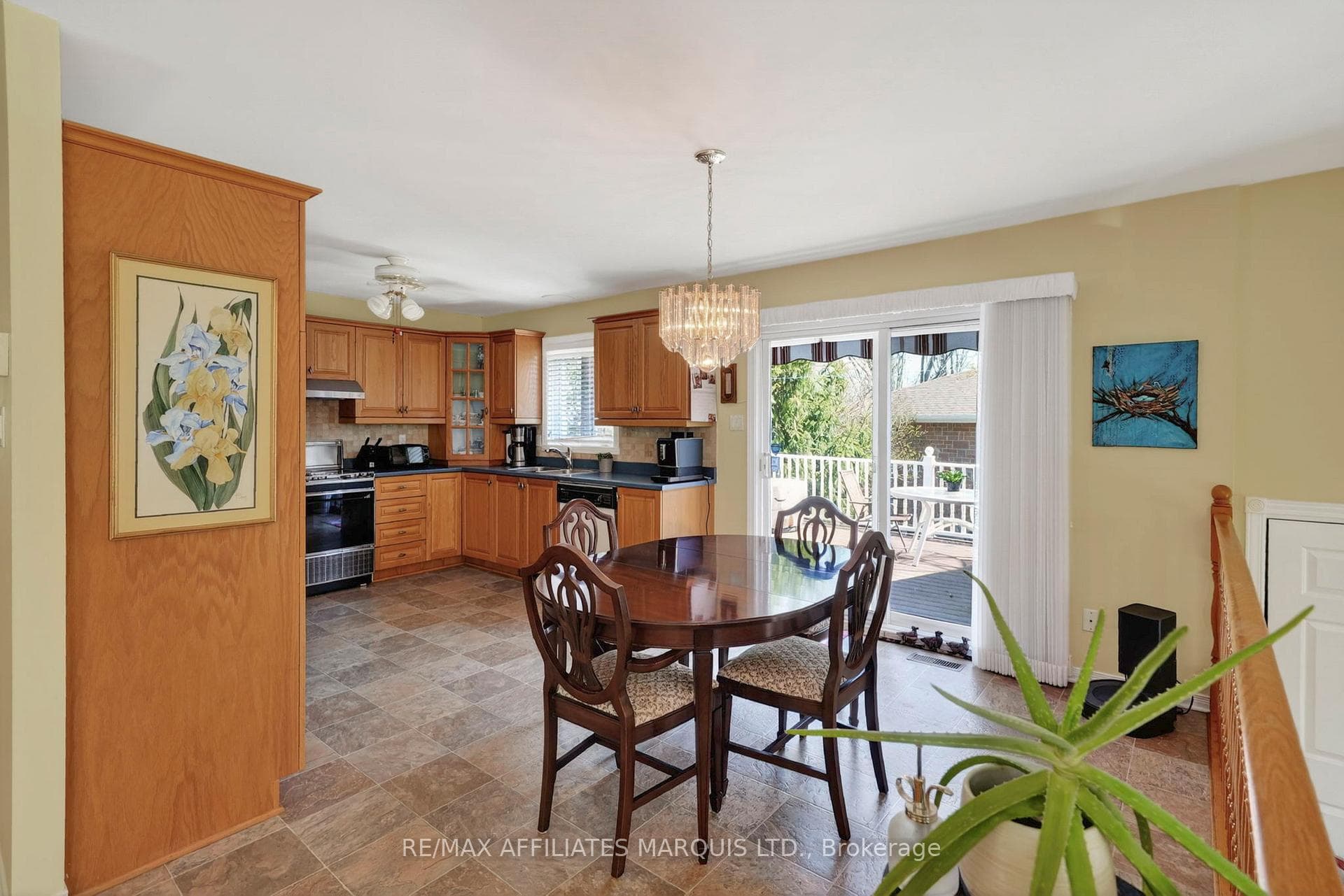 576 Jo-Anne Crescent photo 10
