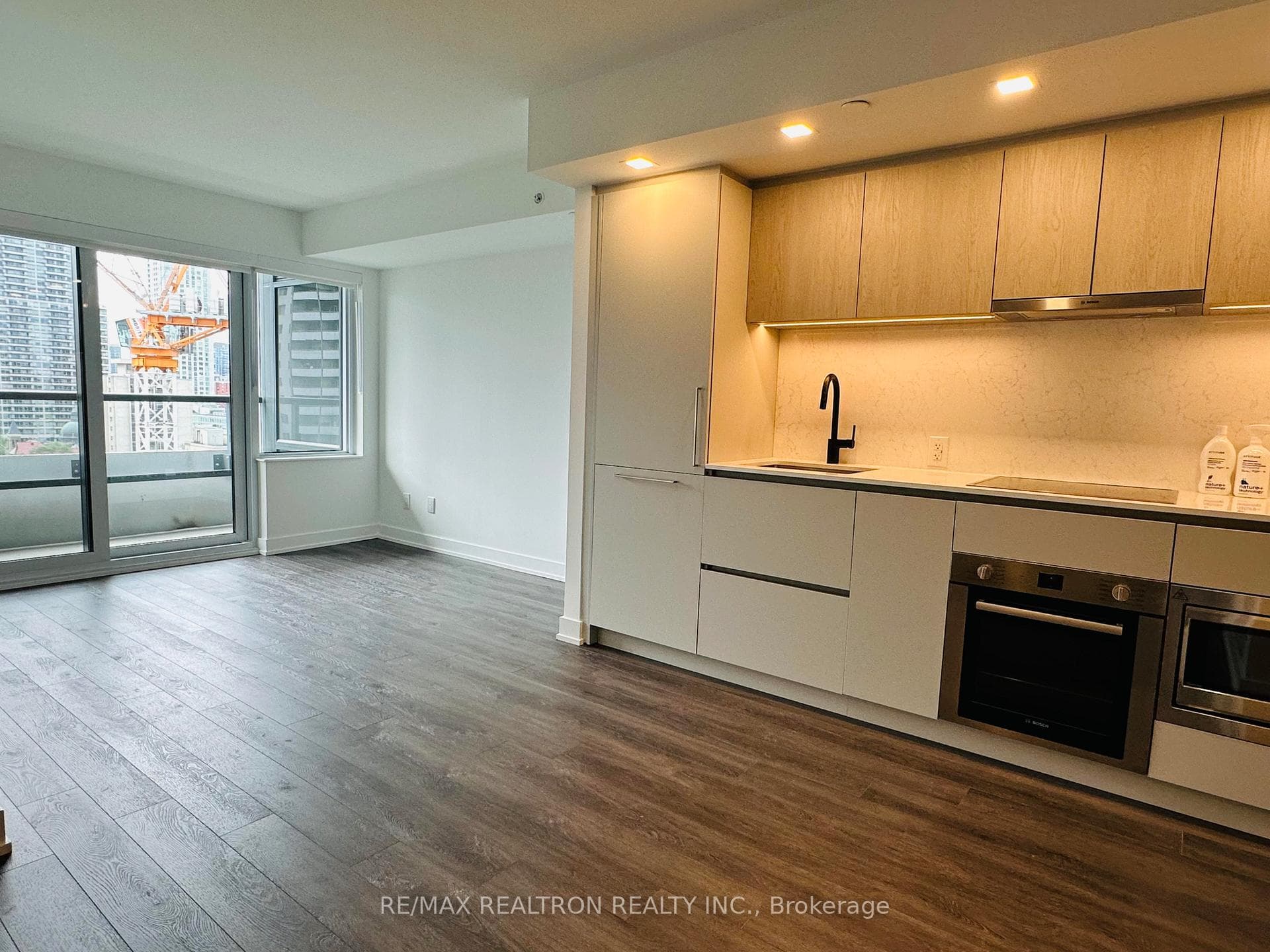609 Sherbourne Street Unit 1201 photo 3