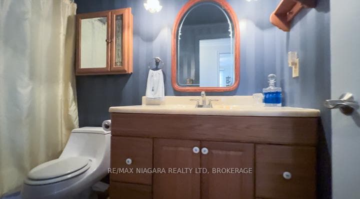 8 Huntingwood Gate photo 16