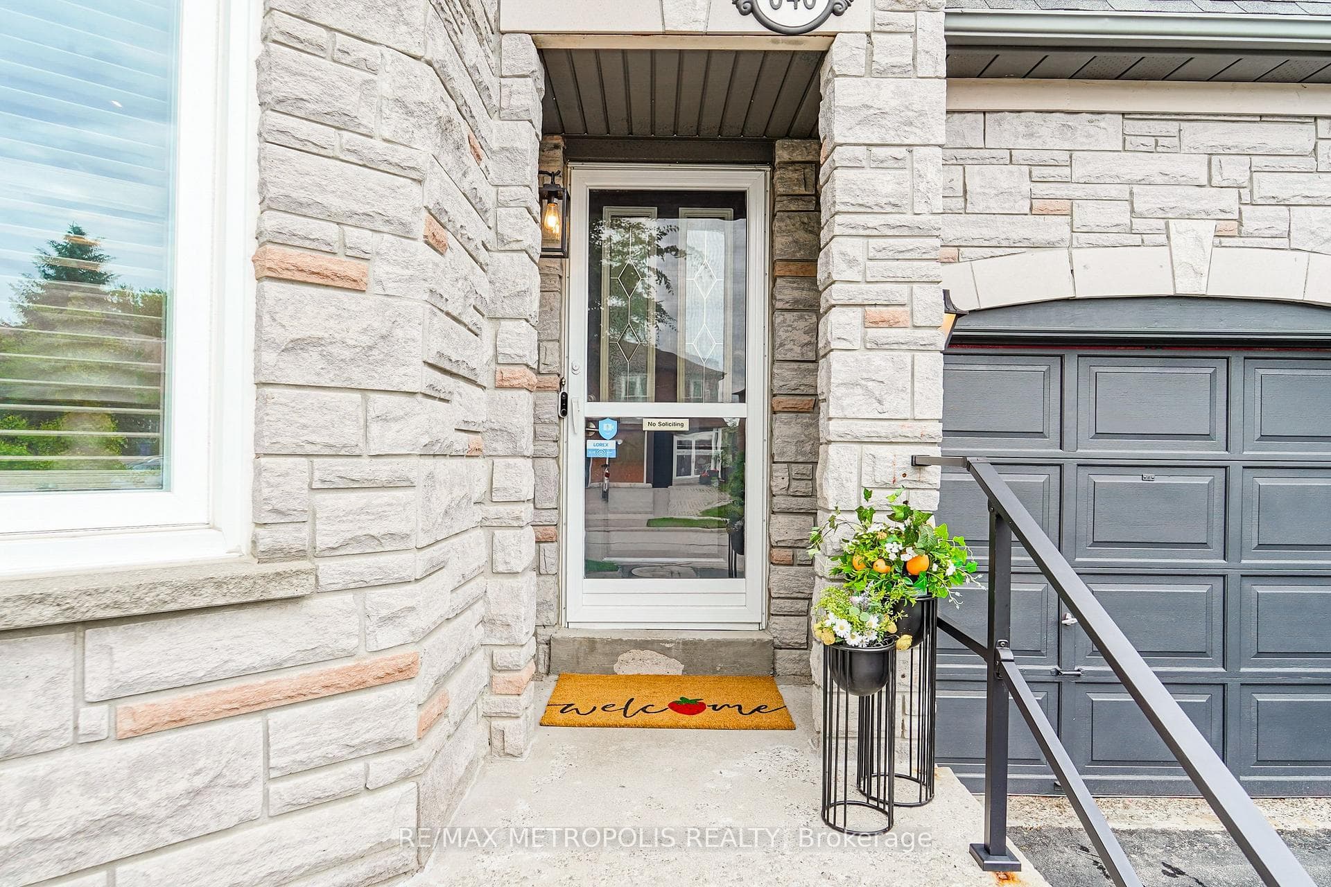 646 Walpole Crescent photo 3