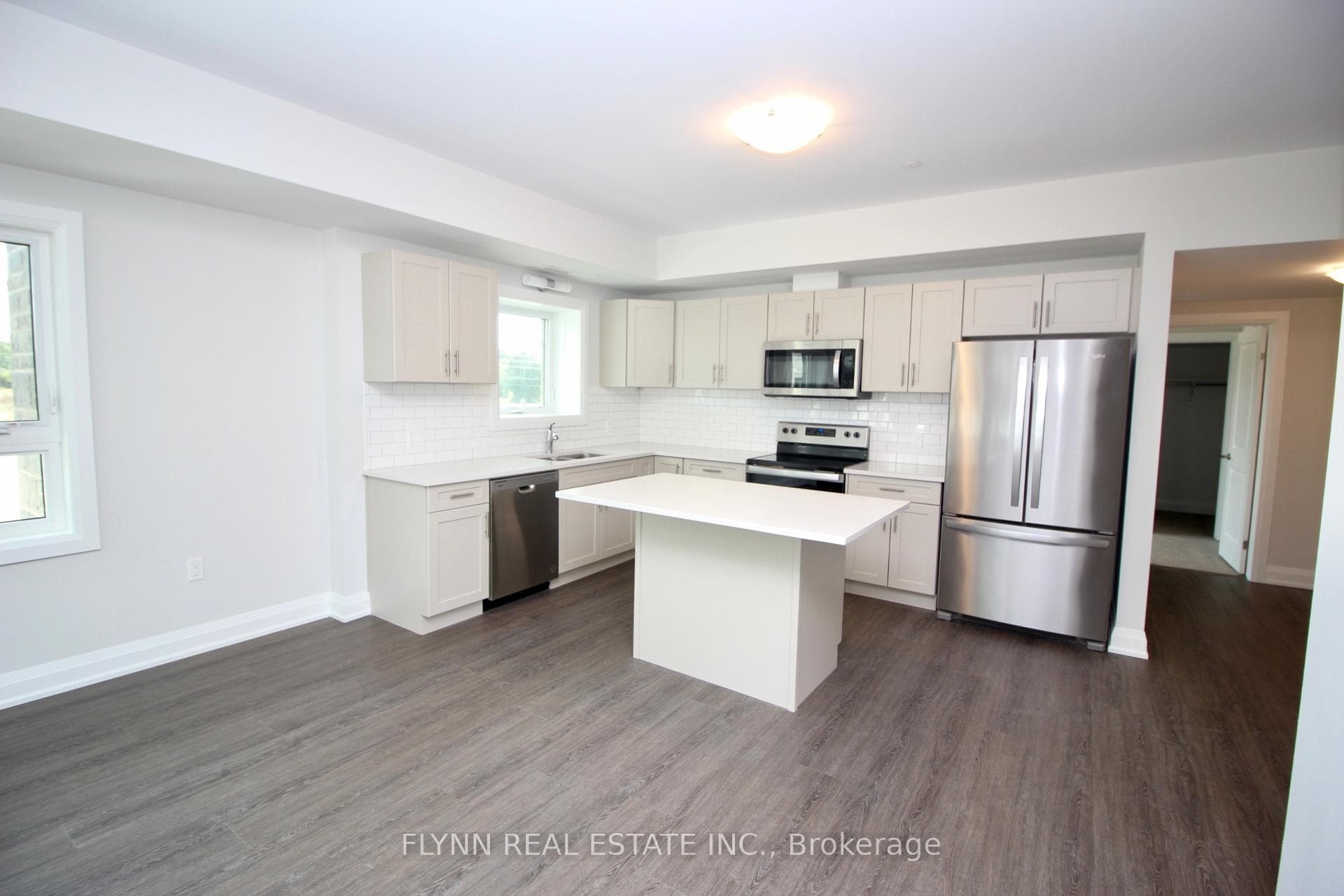 118 SUMMERSIDES Boulevard Unit 104 photo 3