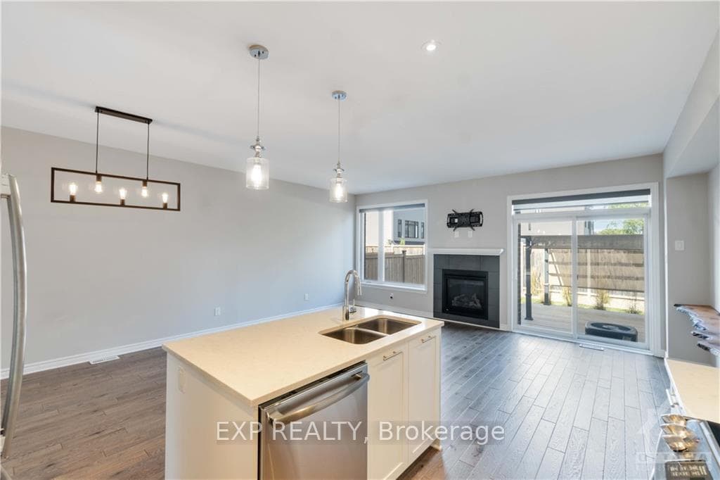 760 CARNELIAN Crescent photo 11