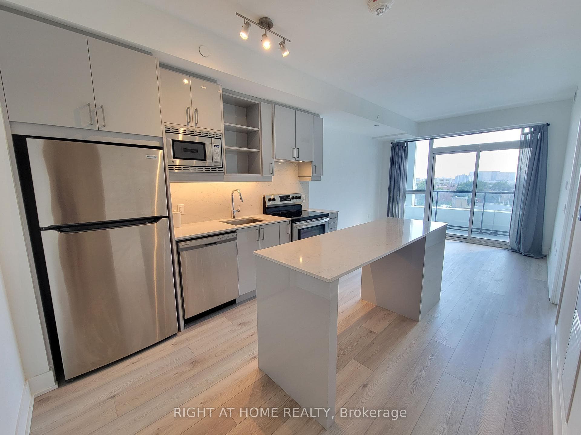 60 George Butchart Drive Unit 612 photo 1